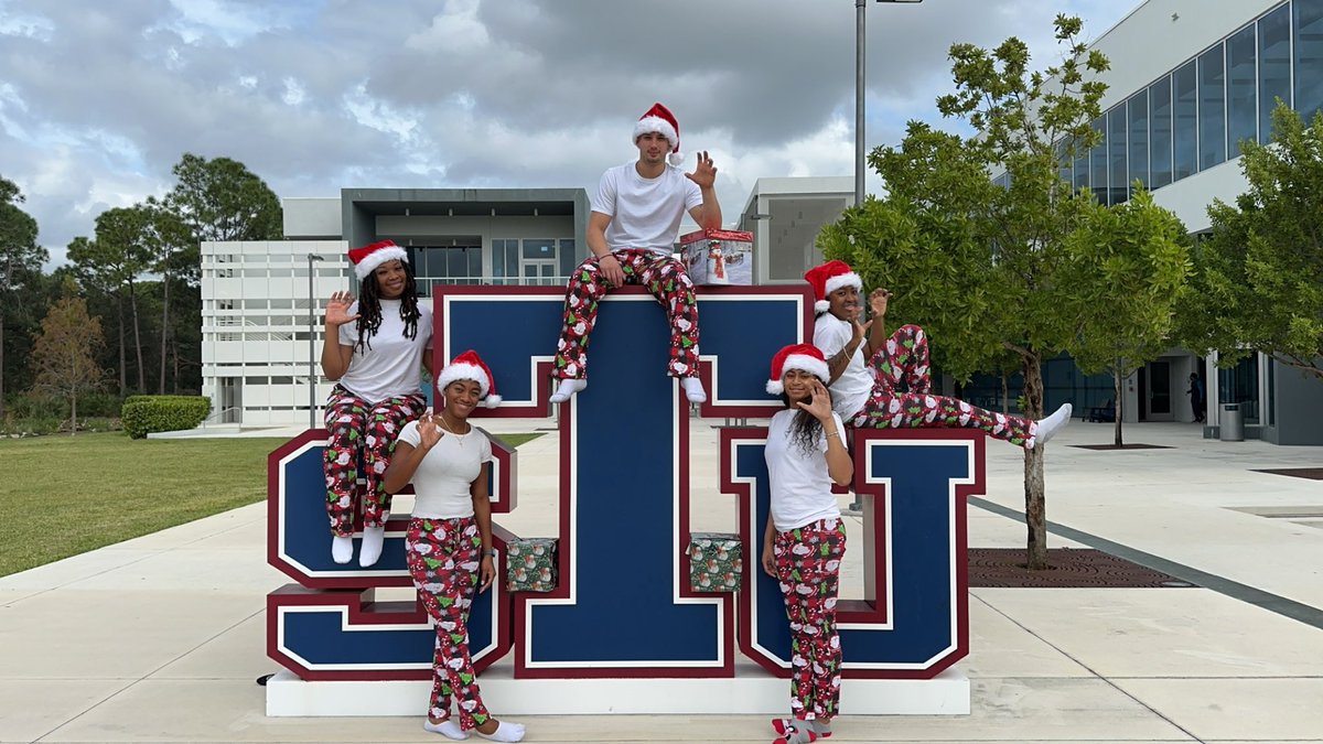 Merry Christmas & Happy Holidays from your 2023-24 Student Government Association 🎁🎄 #stumiami #sga #MerryChristmas2023