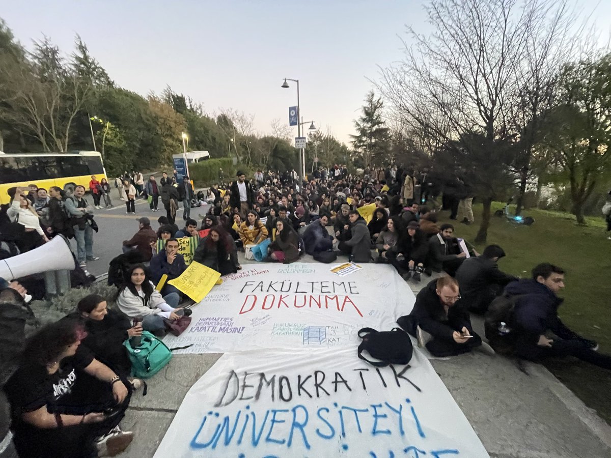 Kampüse girişi engellenen arkadaşlarımız, kartı bloke edilen arkadaşlarımız yanımıza, kampüse girene kadar Güney Kapı önünde oturma eylemi gerçekleştireceğiz. 

Bütün sıra arkadaşlarımızı Güney Kampüs’e bekliyoruz!

Yaşasın öğrenci dayanışması!

#KampüsümeDokunma