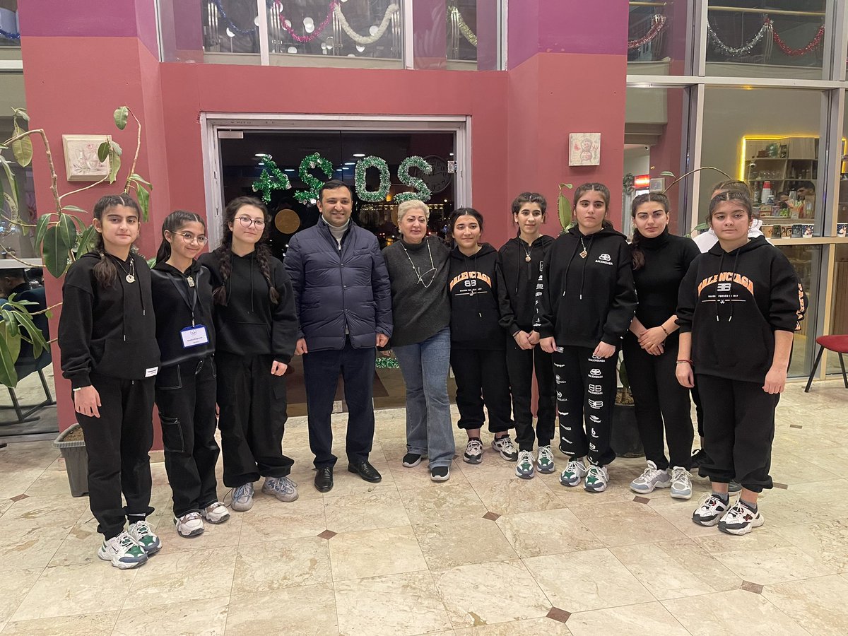 “Azərbaycan uşaqları” İctimai birliyinin təşkilatçılığı ilə keçirilən “Yeniyetmə qızların liderlik və motivasiya” məktəbinin iştirakçıları ilə görüşdük.