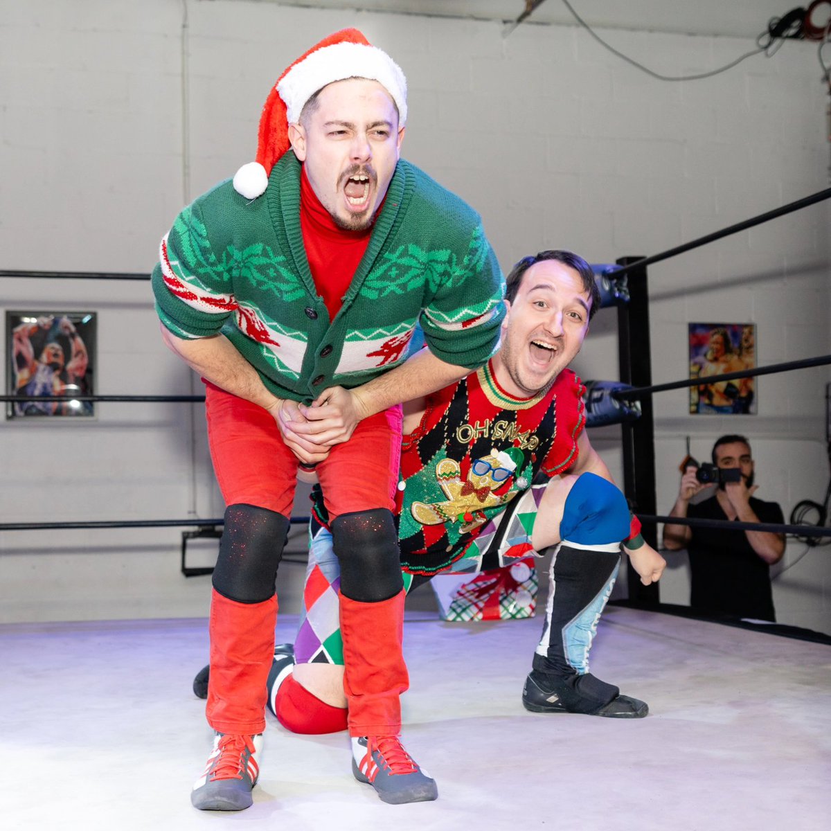 AzurePlaysNice's tweet photo. MERRY CHRISTMAS EVERYONE!!
Hitting @PhilCardigan in the Jingle Bells is the gift that keeps on giving all year round
#FrostBite2 #VestInTheWorld #SeasonsBeatingsFromTheEvenStevens https://t.co/rEPlvgqq21