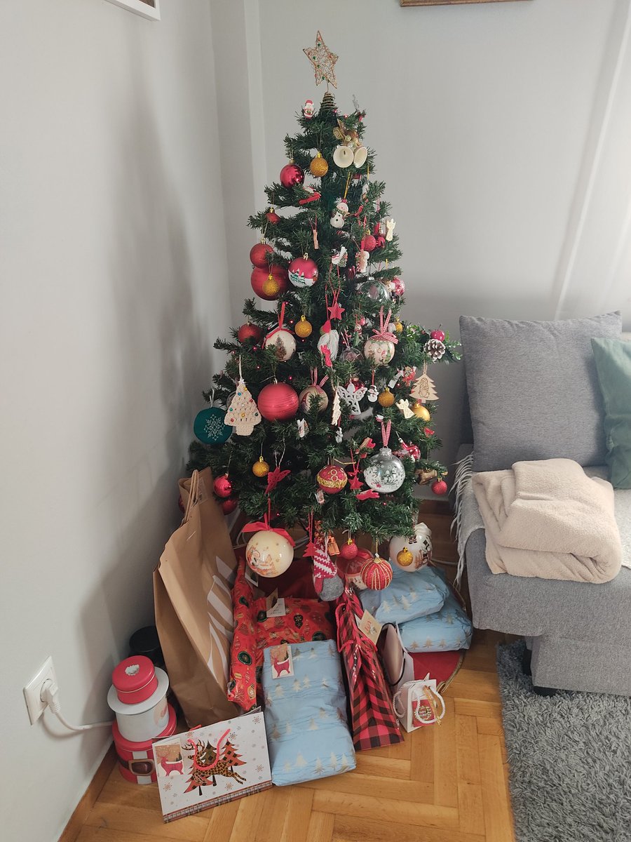GulceAkdogan's tweet photo. Merry Xmas 🎄🎁 https://t.co/bx9DWXXPBf