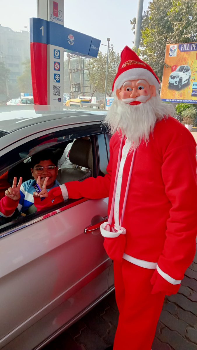 HiraFuels's tweet photo. X-mas Celebration 2023: Chocolates and Gifts were distributed on the occasion at Hira Fuels, Gurugram!!! @virendra0107 @HPCL @hpcl_retail @hpcl_gurugram 
#Xmas2023 https://t.co/4kVSpQmvof