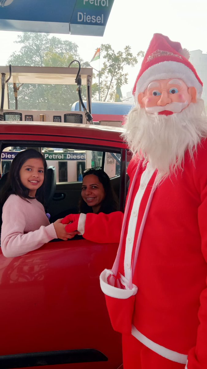 HiraFuels's tweet photo. X-mas Celebration 2023: Chocolates and Gifts were distributed on the occasion at Hira Fuels, Gurugram!!! @virendra0107 @HPCL @hpcl_retail @hpcl_gurugram 
#Xmas2023 https://t.co/4kVSpQmvof