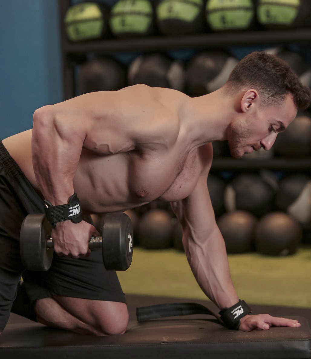 Musclecloth Big Grip Pro Lifting Straps, dolgulu manşet ve kauçuk tutuşun yenilikçi kombinasyonu ile ağırlık egzersizlerinden maksimum fayda sağlamanız için özel olarak tasarlandı.💪 
.
.
.
#Fitmoda #Fitmodacom #MuscleCloth #Spor