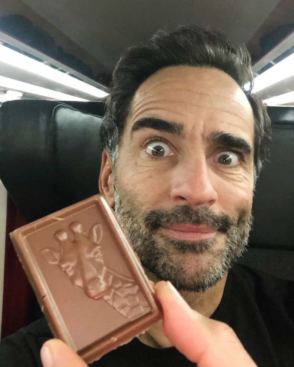 ControleurPM733's tweet photo. Quand @florentpeyreoff voyage à bord de @TGVINOUI, il redécouvre les #MerveillesDuMonde du #BarTGV 😋 https://t.co/4yZWJMhMZ2