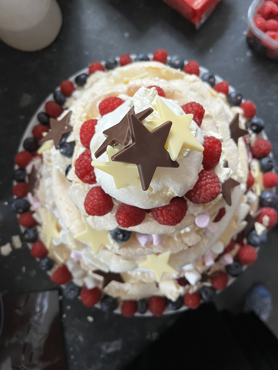 Inspired by this year’s Christmas #CelebrityMasterChef - a Christmas tree pavlova! 🎄🤤🎄