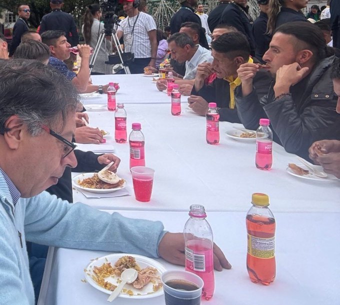 tocarymirar's tweet photo. Si el presidente Petro se reúne con los empresarios, hace populismo. Si se reúne con habitantes de la calle a comer lechona, es puro populismo. 
Coman mierda, fachos hijueputas. https://t.co/X4mwSWYUNF