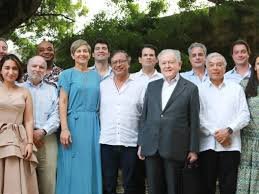 tocarymirar's tweet photo. Si el presidente Petro se reúne con los empresarios, hace populismo. Si se reúne con habitantes de la calle a comer lechona, es puro populismo. 
Coman mierda, fachos hijueputas. https://t.co/X4mwSWYUNF