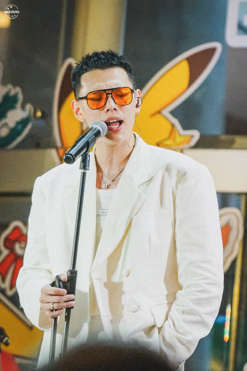 RKD_Foto's tweet photo. ร้องเพลงอย่างตั้งใจ 🎤🎤

#ต้าห์อู๋ 
#oueiija
#EsplanadexDAOU
#RKDFoto https://t.co/1SUggkN385