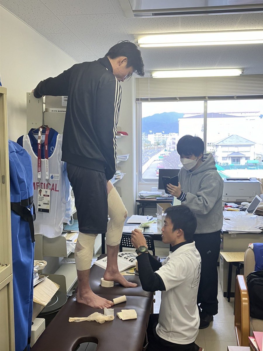 HBG20220701's tweet photo. 今日はトレーナー部の今年最後の活動でした!
朝から1日活動しました。
体の連動性の評価や膝のテーピングの練習などさまざまなことをしました。
今年も1年間ありがとうございました。
#hbg
#広島文化学園大学
#トレーナー
#スポーツトレーナー
#トレーニング
#テーピング
#fmill
#活動納め https://t.co/cZneIUYiUv
