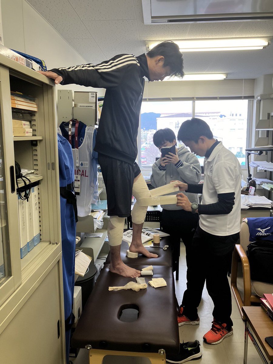 HBG20220701's tweet photo. 今日はトレーナー部の今年最後の活動でした!
朝から1日活動しました。
体の連動性の評価や膝のテーピングの練習などさまざまなことをしました。
今年も1年間ありがとうございました。
#hbg
#広島文化学園大学
#トレーナー
#スポーツトレーナー
#トレーニング
#テーピング
#fmill
#活動納め https://t.co/cZneIUYiUv