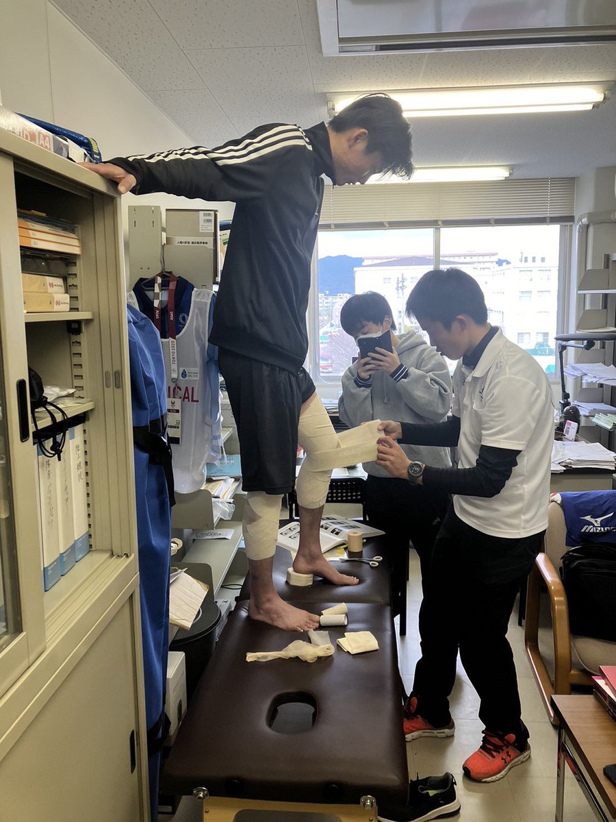 HBG20220701's tweet photo. 今日はトレーナー部の今年最後の活動でした!
朝から1日活動しました。
体の連動性の評価や膝のテーピングの練習などさまざまなことをしました。
今年も1年間ありがとうございました。
#hbg
#広島文化学園大学
#トレーナー
#スポーツトレーナー
#トレーニング
#テーピング
#fmill
#活動納め https://t.co/cZneIUYiUv