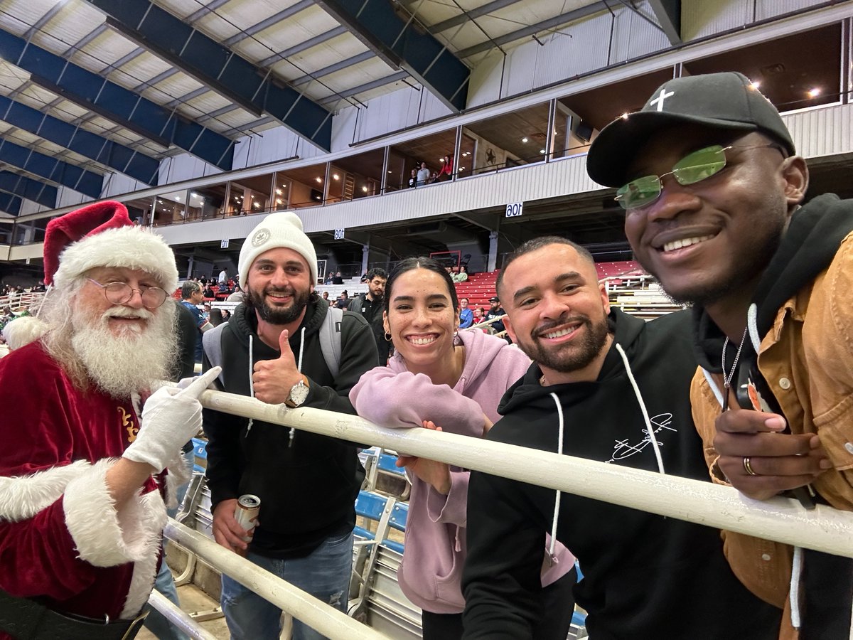 Merry Christmas from our #FOOTYFAMILY to yours 💛🎄