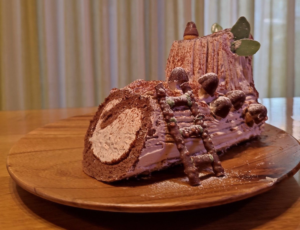 ramuneko__'s tweet photo. ブッシュドノエル作りました。
メリークリスマス！！
 #MerryXmas  #marrychristmas  #ブッシュ・ド・ノエル  #手作りケーキ https://t.co/SSKPRFoSg0