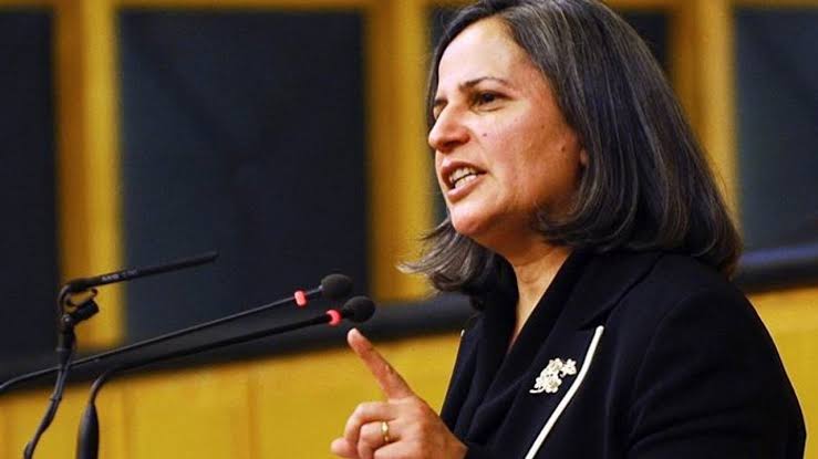 Esat Oktay paşamızın Co adında bir köpeği vardı.

gülten kışanak iyi bilir,köpeğinin kulübesinde 6 ay onu misafir etmişti.

Paşamızın eşiyle az önce konuşurken köpeği sordum, Paşamız  Şehit edildikten bir gün sonra  dağdan kendini aşağı atıp intihar etmiş.

Çok üzücü.