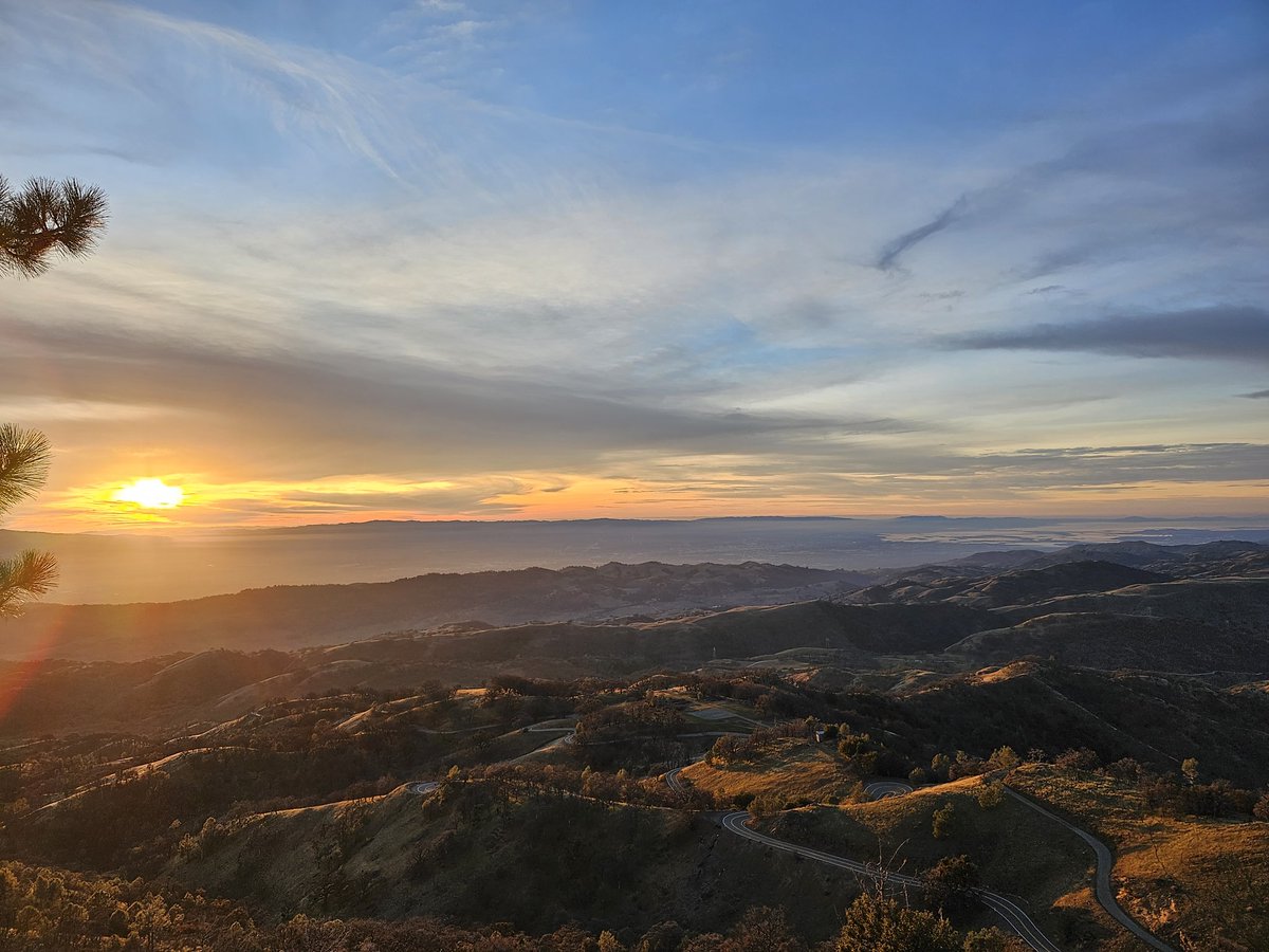akuiper11's tweet photo. Visited lick observatory today. The view from the mountain is amazing. #astronomy https://t.co/p3dY3KC7ck