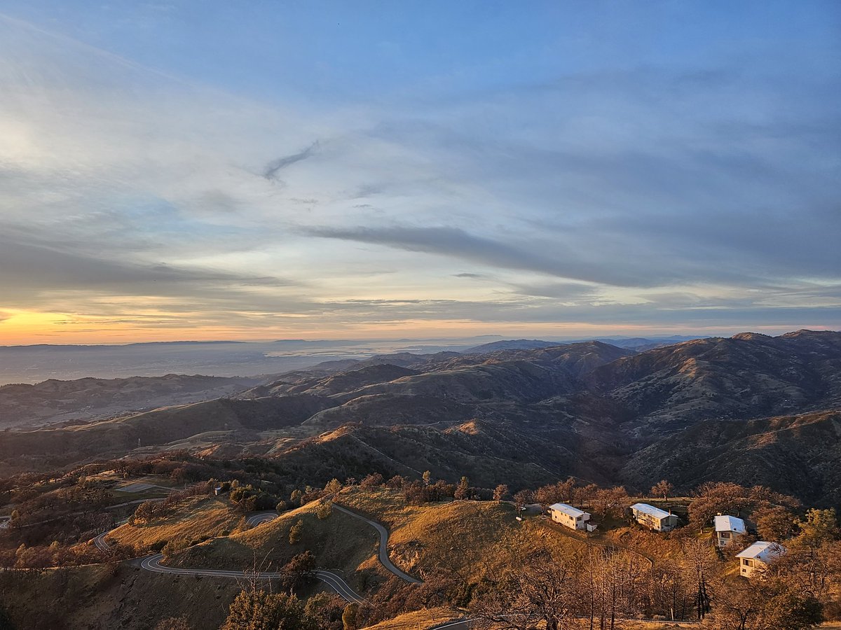 akuiper11's tweet photo. Visited lick observatory today. The view from the mountain is amazing. #astronomy https://t.co/p3dY3KC7ck
