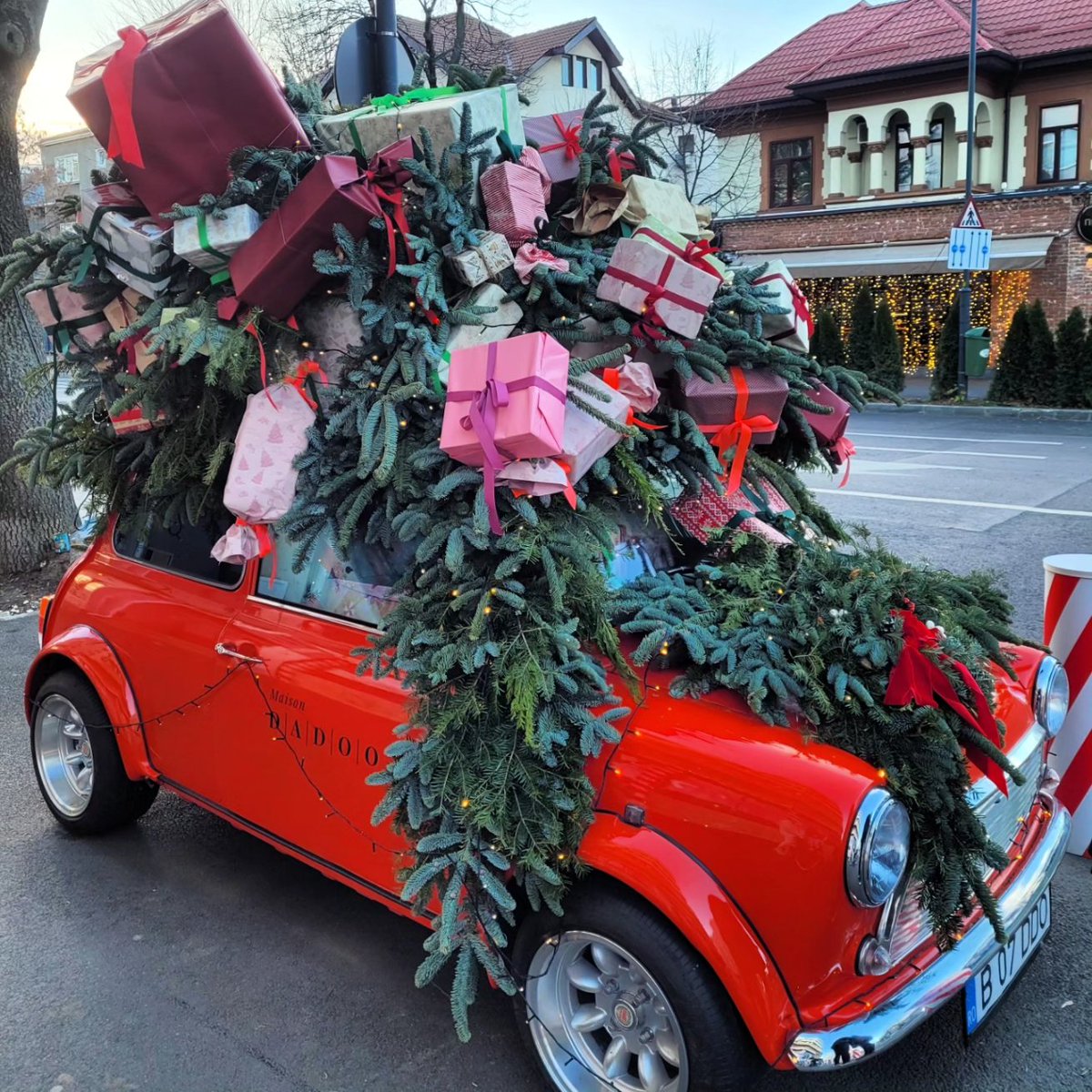 BucharestVibes's tweet photo. Photobombing some Christmas spirit into a warm spring-like Christmas day ❤💚❤💚

May the warmest year on record bring us all closer together, feeling grateful for what we already have and sharing the joy within. Merry Christmas! 

#bucharest #Christmas #bucharestvibes https://t.co/fT0KgdkSjA