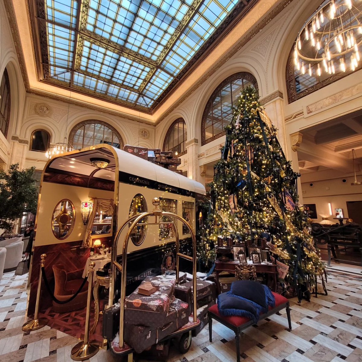 BucharestVibes's tweet photo. Photobombing some Christmas spirit into a warm spring-like Christmas day ❤💚❤💚

May the warmest year on record bring us all closer together, feeling grateful for what we already have and sharing the joy within. Merry Christmas! 

#bucharest #Christmas #bucharestvibes https://t.co/fT0KgdkSjA