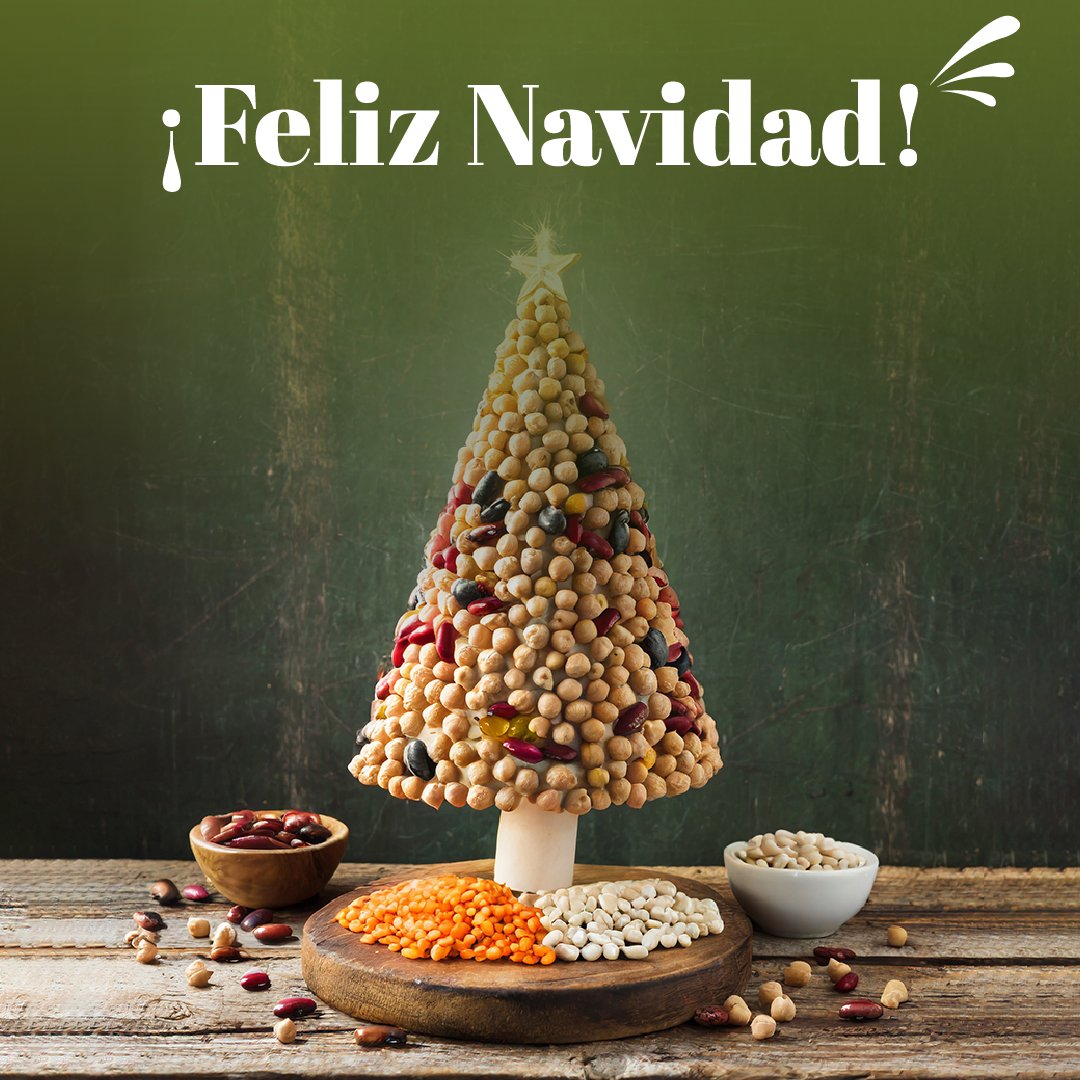 Comer_Legumbres's tweet photo. 🎄 Ya está aquí la Navidad y desde #ComerLegumbres queremos desearos que paséis unas fiestas maravillosas con vuestros seres queridos.

Un consejo... ¡comer muchas legumbes para disfrutar de estas fiestas de la manera ➕ sana y deliciosa! 😉

🎅 ¡#FelizNavidad! 🥂 https://t.co/TmiTdeRYkN