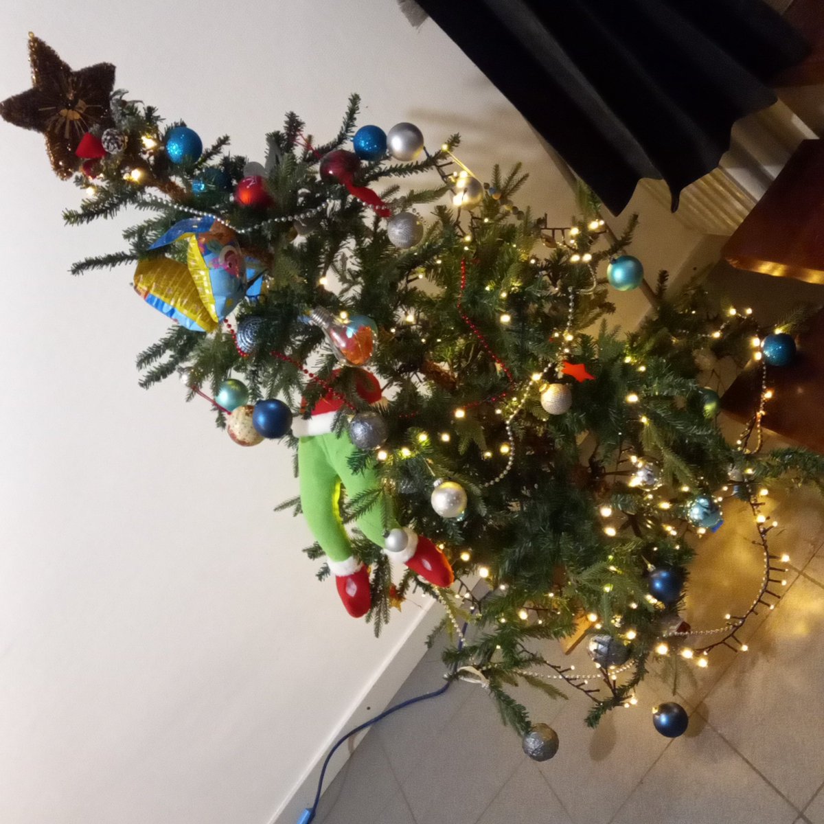 Twitteiros, votos de um Santo e feliz Natal. Que a época seja passada junto de quem vos é + querido, com muita alegria e amor.
E sejam felizes caralho! Caguem em invejas e "diz que disse", sorriam e façam sorrir, espalhem alegria e amor. A vida são 2 dias!
Gosto muito de vocês!
