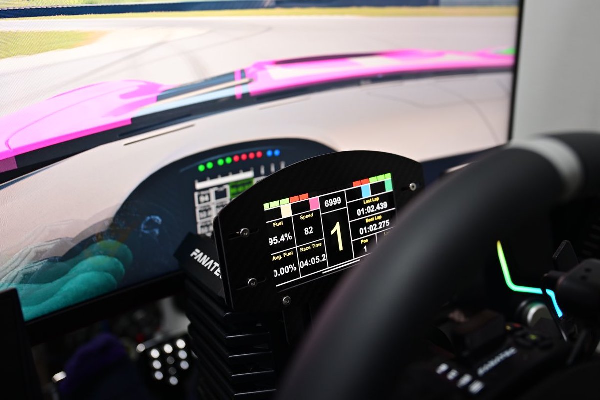 kickflip_w's tweet photo. #Forzamotorsport #Fanatec #simpush 
スマホダッシュボード届いたから早速付けてみた😄
格好良い👍
ただ、ちゃんと見えるように取付するのが難しいかな😅 https://t.co/ybLmPOI8We