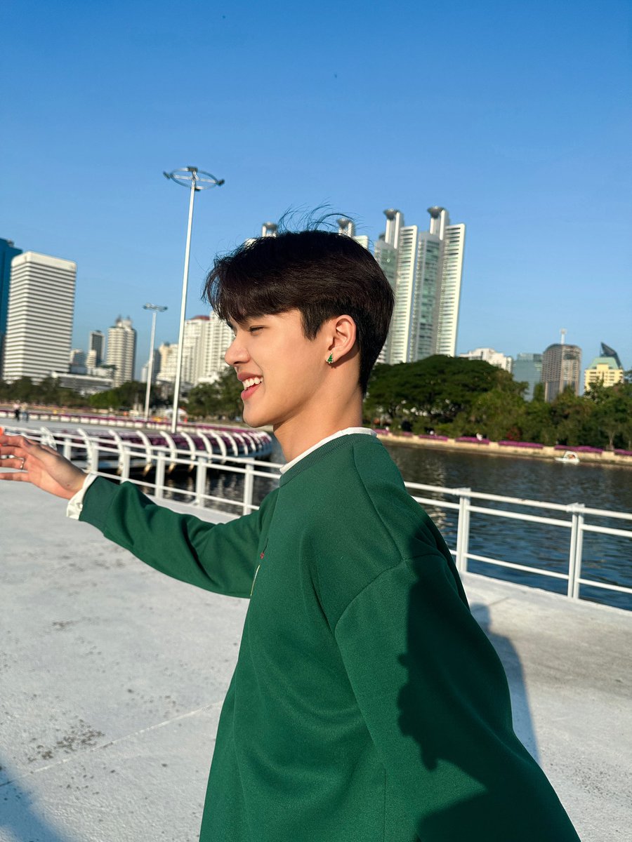 Merry Christmas 🎄🎁✨

#wiinktp 
#winwinthegoldenboy