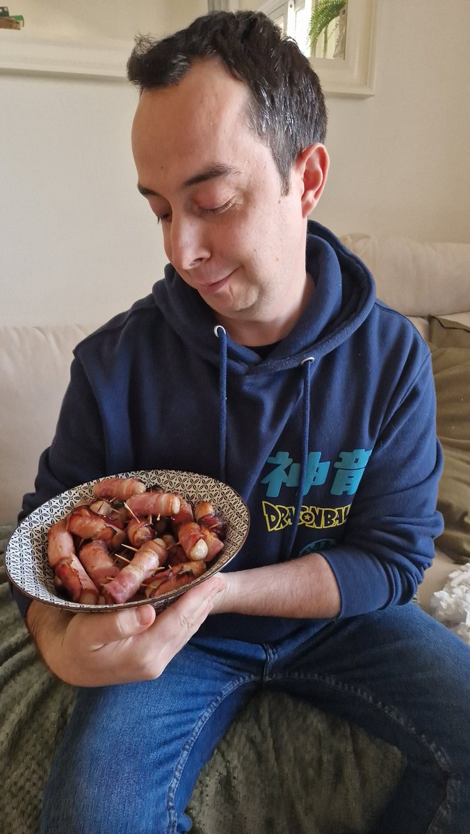 Find someone who looks at you the way Stelios looks at pigs in blankets! #EnglishChristmas meets #GreekChristmas 🎄❤️🎅