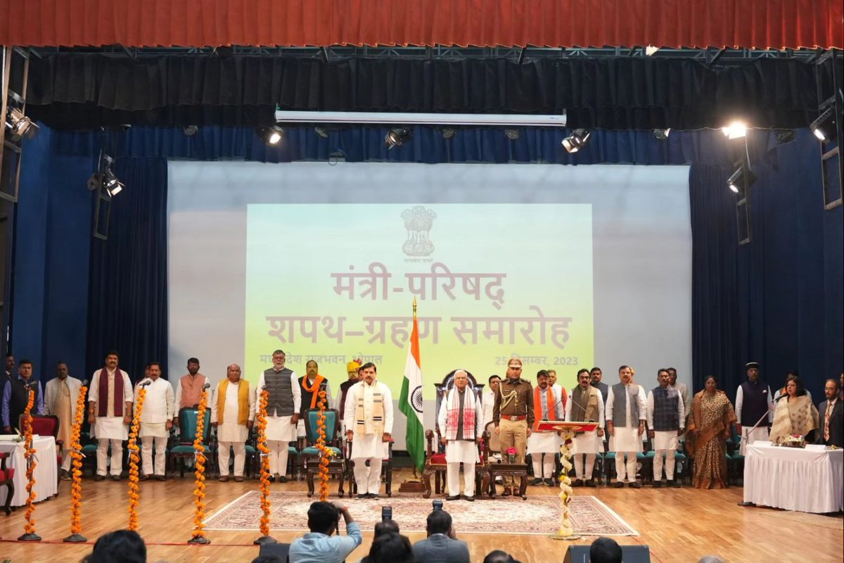 मंत्रिपरिषद के सभी साथियों को मंत्री पद की शपथ ग्रहण करने पर हार्दिक बधाई एवं शुभकामनाएं।

आज स्वर्णिम मध्यप्रदेश के सपने के साथ पूरा प्रदेश सामूहिकता की शक्ति से आगे बढ़ रहा है। आप सभी के सहयोग, परिश्रम तथा प्रयास से विकास तथा जनकल्याण की इस ध्येयशील यात्रा को हम नए आयाम देंगे;