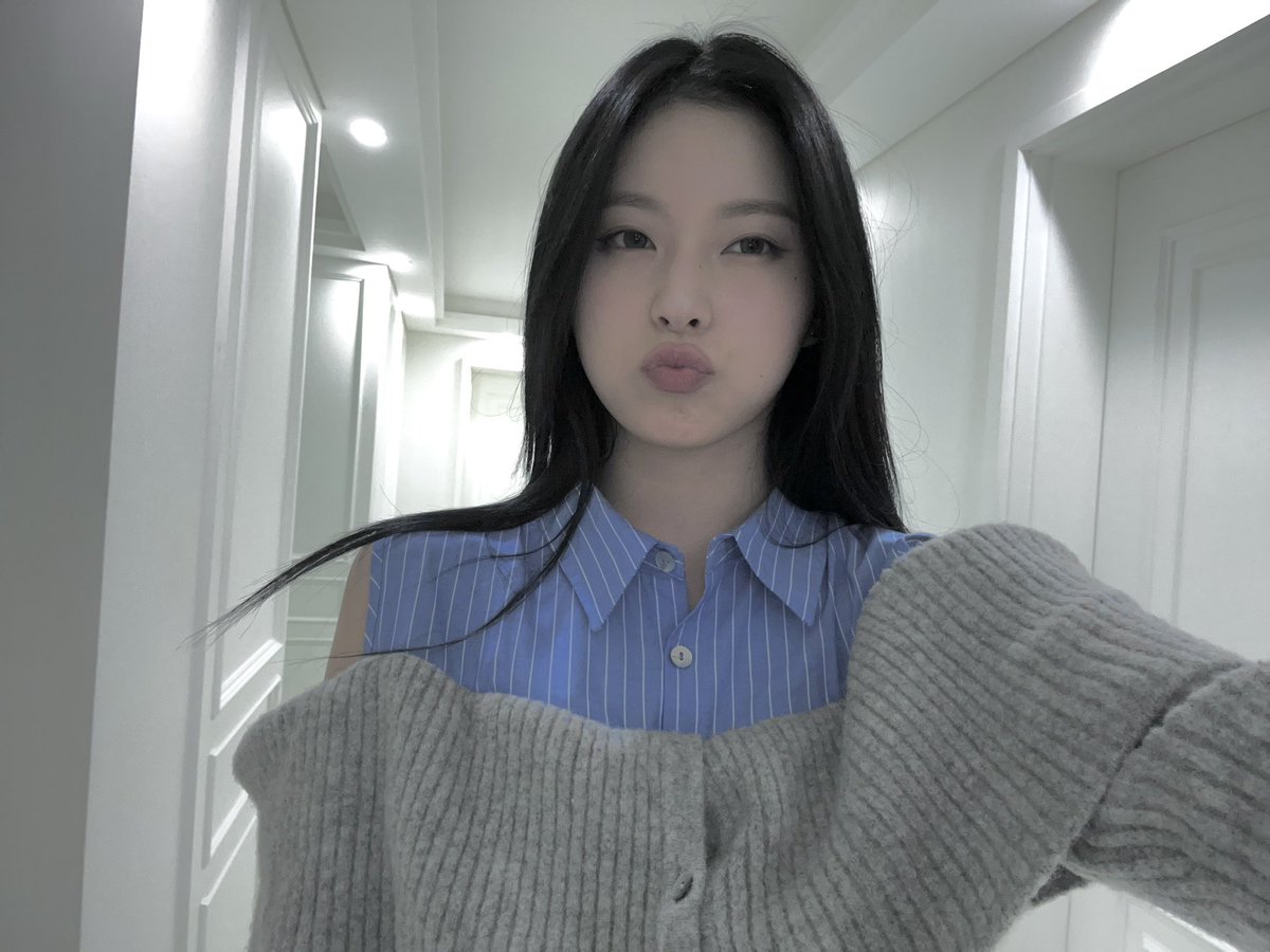 Kyujnis's tweet photo. I’ve been longing the feeling of everyone’s presence currently… I’m back, though! May everyday be filled with an abundant of merriment and laughter, especially today on Christmas Day. Merry Christmas, everyone, and please do enjoy my recent mirror selfies! 🎄⛄️ https://t.co/4knJ2hvWGw