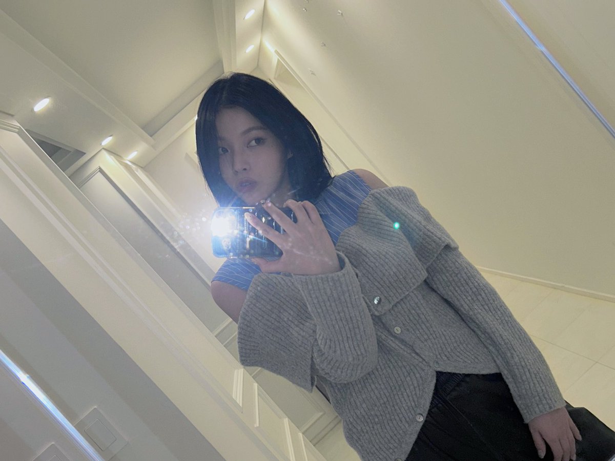 Kyujnis's tweet photo. I’ve been longing the feeling of everyone’s presence currently… I’m back, though! May everyday be filled with an abundant of merriment and laughter, especially today on Christmas Day. Merry Christmas, everyone, and please do enjoy my recent mirror selfies! 🎄⛄️ https://t.co/4knJ2hvWGw