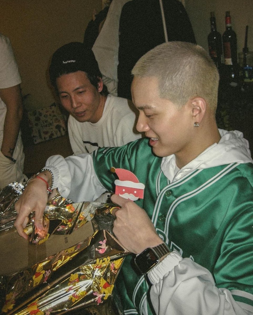 2023.12.25 프니 인스타
전에 인스타 라방에서 살 빠졌다곤 했었는데
얼굴이 반쪽됐잔아..?