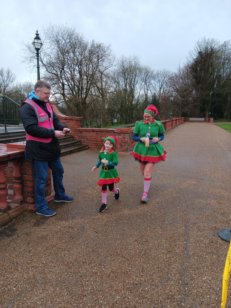 Hanleyparkrun's tweet photo. A great Christmas Day parkrun with 222 parkrunners &amp; parkwalkers.
A massive thank you to all our volunteers 🎄
See you all again on Saturday - don’t forget to let us know if you can volunteer.
#loveparkrun https://t.co/dItUvUi0hY