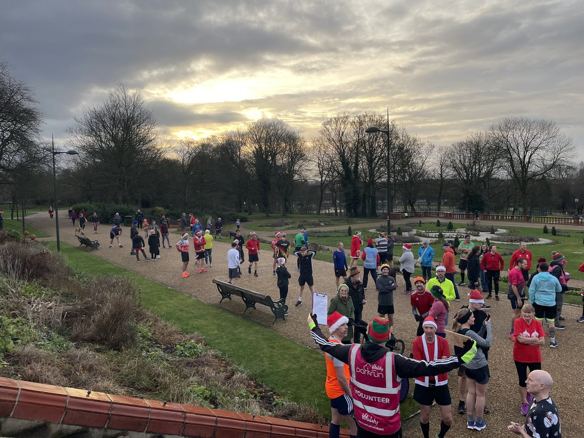 Hanleyparkrun's tweet photo. A great Christmas Day parkrun with 222 parkrunners &amp; parkwalkers.
A massive thank you to all our volunteers 🎄
See you all again on Saturday - don’t forget to let us know if you can volunteer.
#loveparkrun https://t.co/dItUvUi0hY