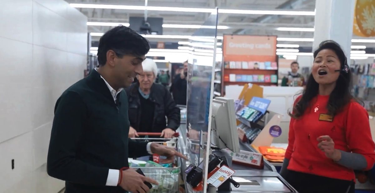 Rishi Sunak finally learns to use contactless machine in Christmas miracle mirror.co.uk/news/politics/…