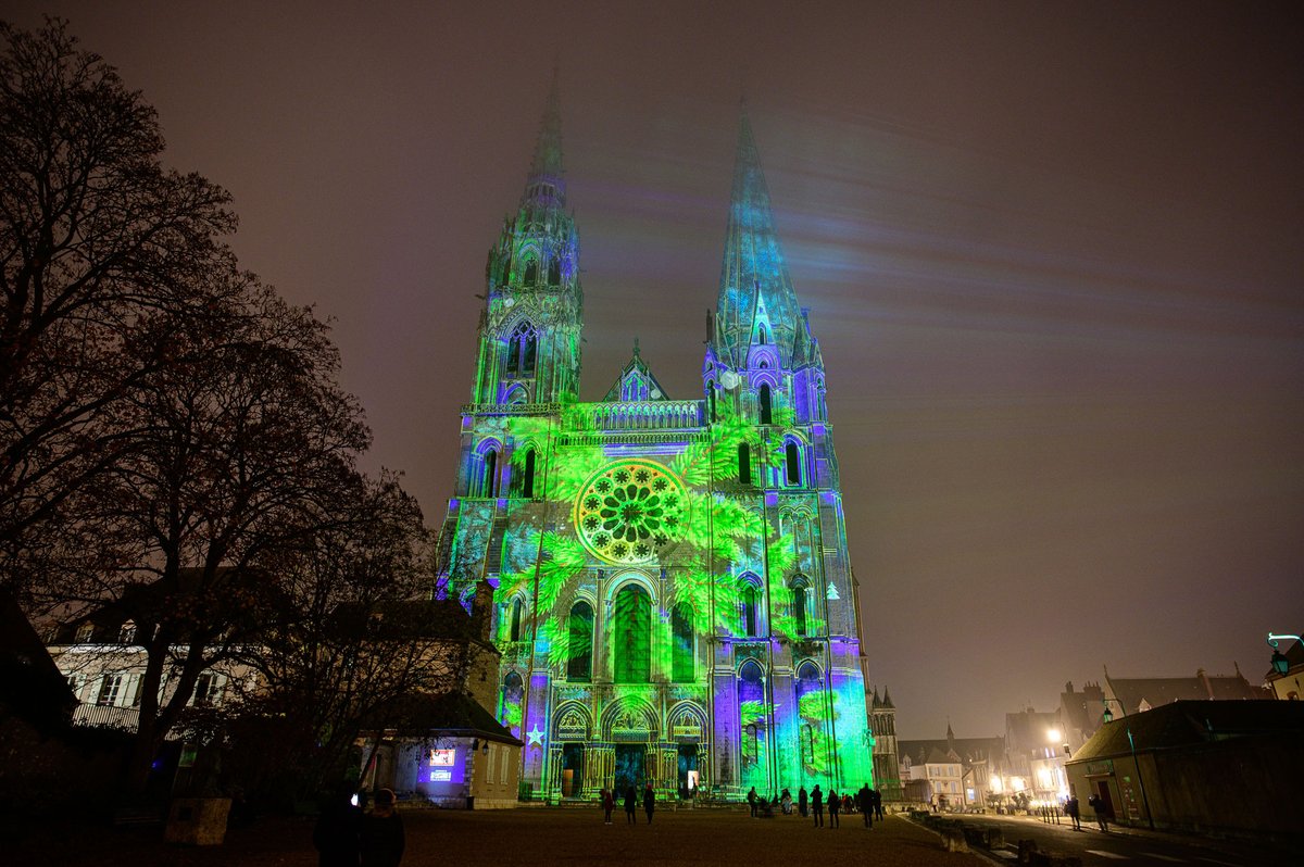 🎄 Pour vous remettre des festivités et des copieux repas de Noël, pourquoi ne pas faire le tour des sites illuminés de Chartres en lumières ? (Ça fera de la place pour une autre part de bûche 😉) ► chartresenlumieres.com/fr/a-propos/ch… ❄️🎁

#Chartresenlumieres #Chartres #illumination