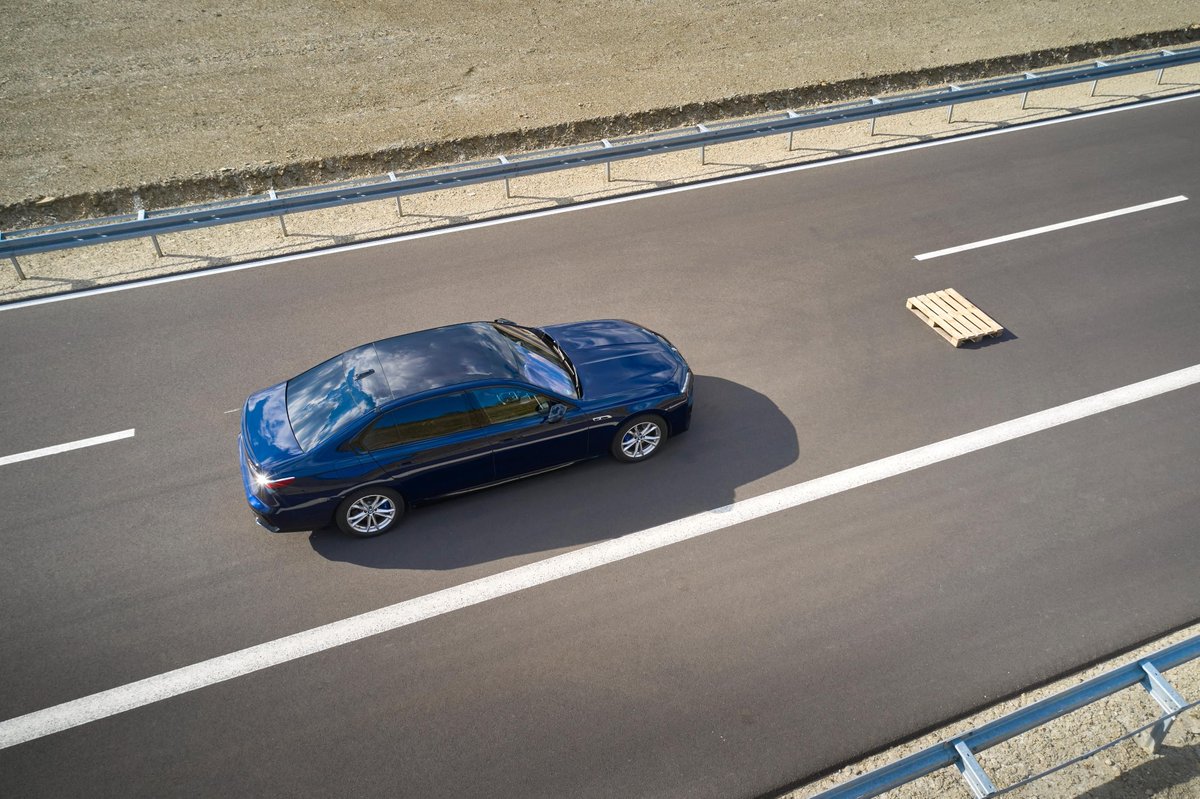 BM_Cars's tweet photo. Wiosną 2024 roku w nowym BMW serii 7 będzie dostępna wysoce zautomatyzowana jazda na poziomie 3. Funkcja ta pozwoli kierowcom zdjąć ręce z kierownicy i tymczasowo odwrócić uwagę od drogi.

#BMW #BMW7Series #autonomousdriving #SAElevel3 https://t.co/BgSqHMUHW2