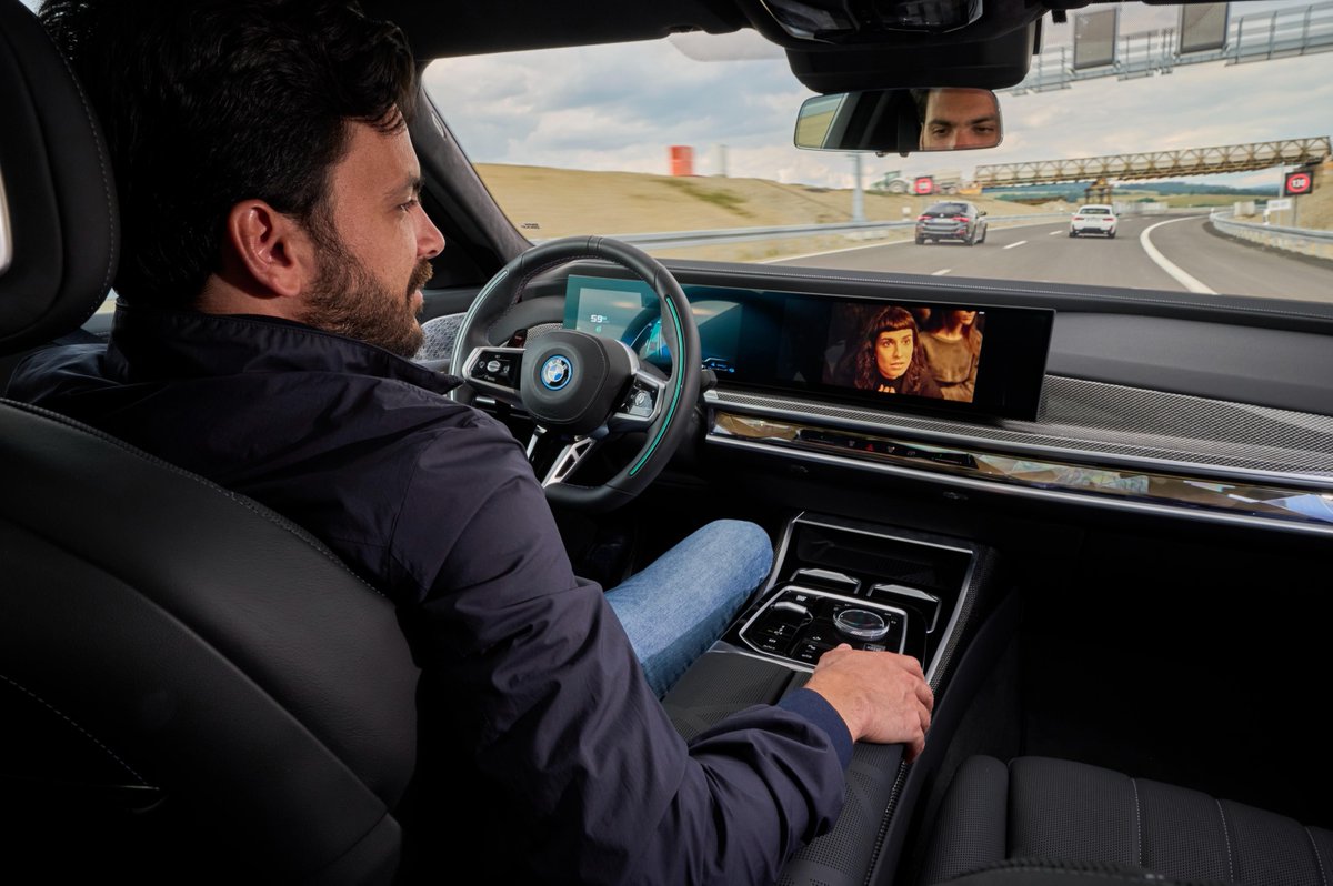 BM_Cars's tweet photo. Wiosną 2024 roku w nowym BMW serii 7 będzie dostępna wysoce zautomatyzowana jazda na poziomie 3. Funkcja ta pozwoli kierowcom zdjąć ręce z kierownicy i tymczasowo odwrócić uwagę od drogi.

#BMW #BMW7Series #autonomousdriving #SAElevel3 https://t.co/BgSqHMUHW2