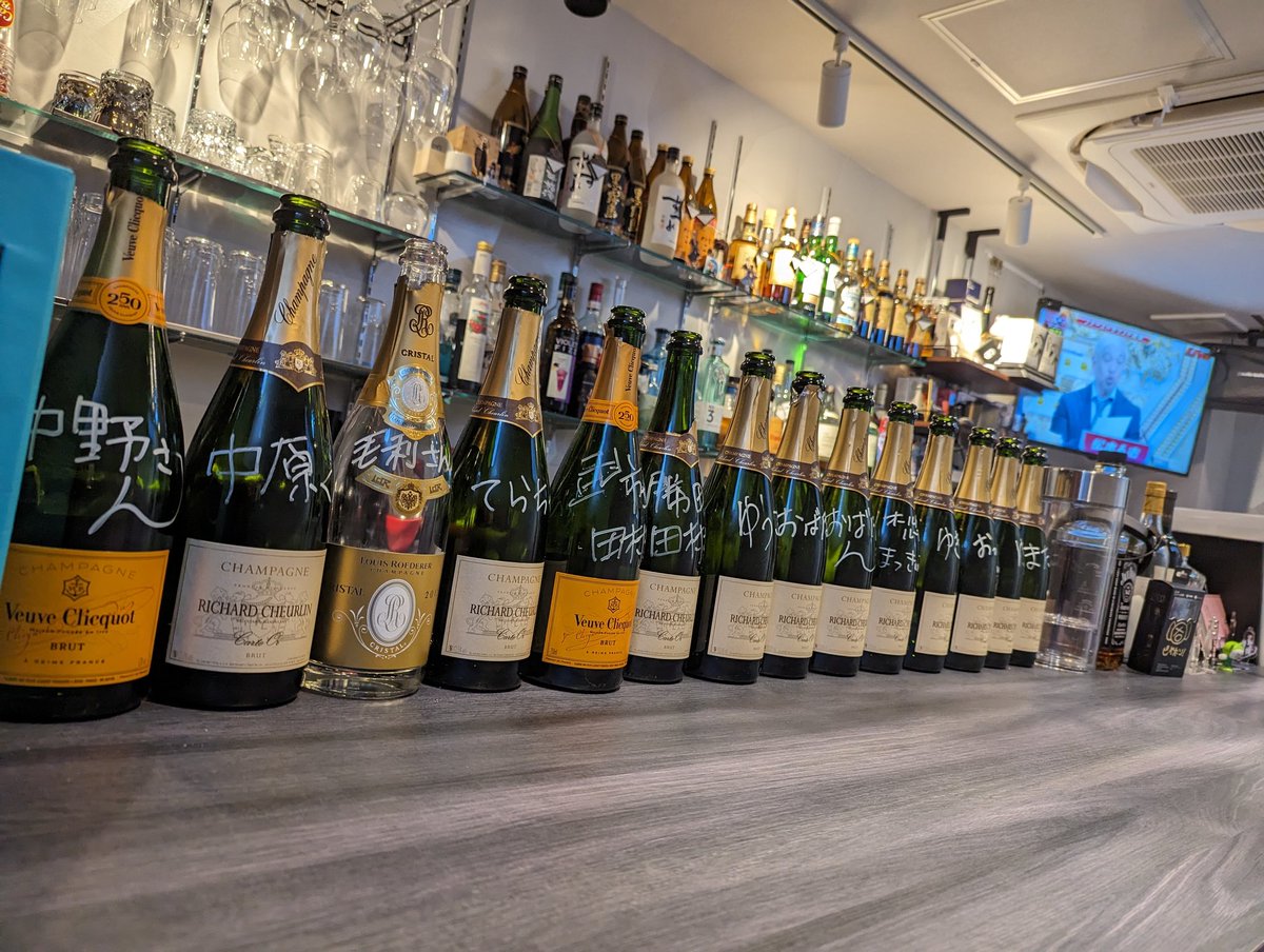 barsnack_hiunit's tweet photo. とうとう営業最終週となりました！本日より1h飲み放題2,500円にて、あいてるお酒なんでも飲んでくださいです！山崎12年や白州、マッカラン12年などもOK！泣いても笑っても今年で閉店しますので、最後ちょっとでも顔出してくださいね
https://t.co/7gdWMKquhp https://t.co/3mrLRcrcDR