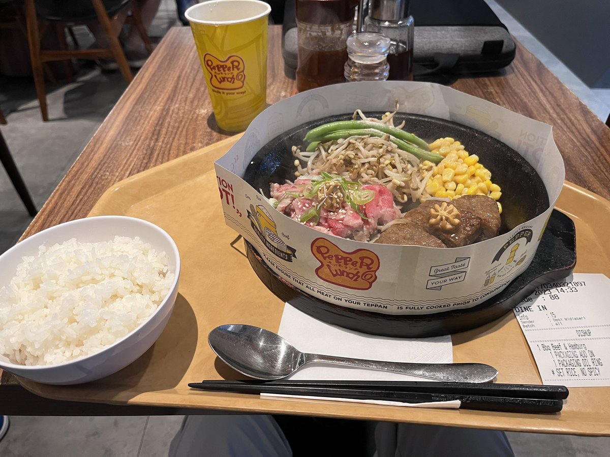 _k_cv's tweet photo. Day 14, 24th Dec, Sun.

行きつけのモールでモーニング
これもまた高い！岐阜のドリンク代のみモーニングのすごさが際立つがな

あとお金の種類が増えてきた

昼はペッパーランチ。結局日本チェーン店

あとチンチロを寮の門番さんに布教しました(ピンゾロ出されて爆死) https://t.co/CY56eDkNYm