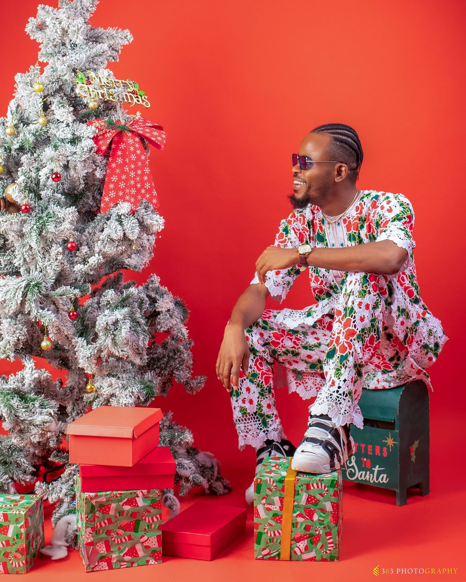 ayrubber's tweet photo. Afro Santa 😭🎄 https://t.co/Ds06axmdz8