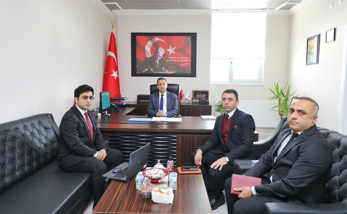 BitlisValiligi's tweet photo. Valimiz Sayın Erol Karaömeroğlu, İl Göç İdaresi Müdürlüğü'nü ziyaret etti.

Ziyarette şeref defterini imzalayan Vali Karaömeroğlu, kurumun çalışmaları hakkında İl Göç İdaresi Müdür Vekili Cihan Cavli'den birifing alarak, müdürlüğün taleplerini de dinledi. https://t.co/l19VZ8di7R