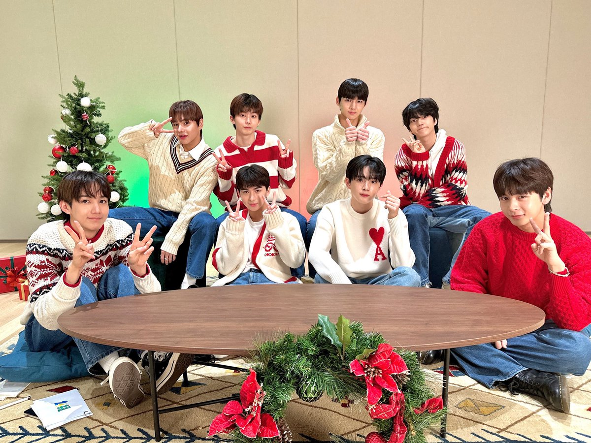 Oen_High_'s tweet photo. 24組とのHoliday Live🎄⚡ いかがでしたかー？！
みなさん、残りの時間も楽しいホリデーを過ごしてください 😊💓

#24組 #24kumi #HappyHoliday https://t.co/qUVkvkRUVr
