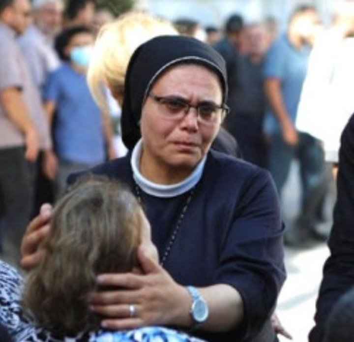 Storia di suor Nabila Saleh, storia di una grande donna.🧵 Suor Nabila è la preside della più grande scuola cattolica di Gaza che ospita 1250 studenti palestinesi nel quartiere di Tal Al Hawa. Un devastante bombardamento dell'esercito israeliano colpisce il quartiere 👇