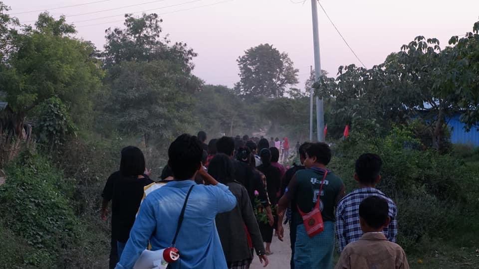 Activist youths and residents from a village of #Ayadaw Twp, #Sagaing Region, staged an evening strike to drive out the #MilitaryDictatorship on Dec24.

#WarCrimesOfJunta
#2023Dec25Coup
#WhatsHappeningInMyanmar