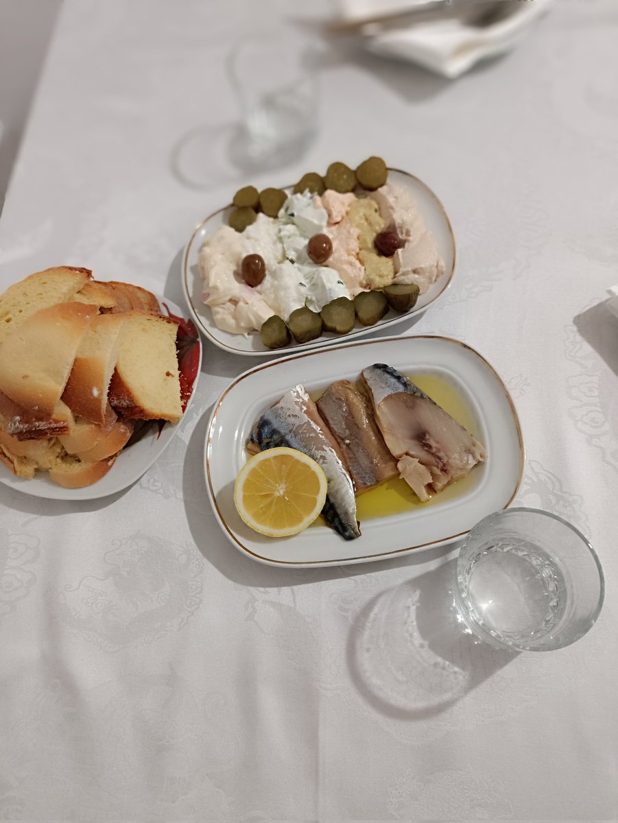 BlumGeny's tweet photo. Ωραία τα μεγάλα τραπέζια γεμάτα φινετσάτα φαγητά και φανταχτερά γλυκά και πανάκριβα κρασιά....
αλλά δεν ξεπερνούν με τίποτα αυτό.
Γνώμη μου. https://t.co/O4TUBZR8B0