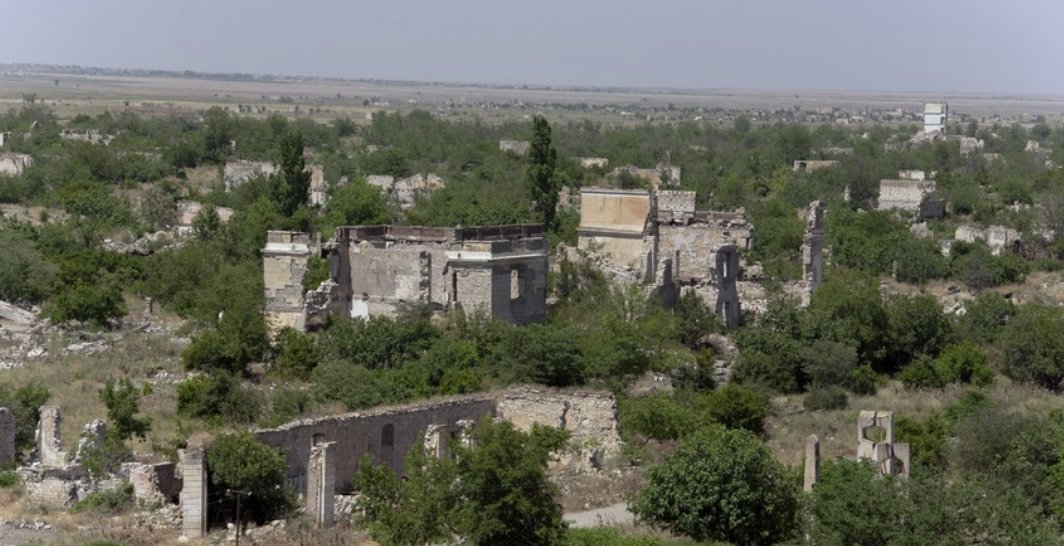 ikisahilnews's tweet photo. #RƏSMİ ‼️
🇦🇿 İşğaldan #azad olunan kəndlərin, şəhərlərin bərpası zamanı xaraba qoyulan ərazilərdən çıxan söküntü materiallarının təkrar #emal olunur.
🧱 Bu gün Ağdamda gedən bərpa-quruculuq proseslərində məhz Ağdamın ağ daşı, yerli xammal, #tikinti materialı kimi istifadə olunur. https://t.co/ElJ68f1GNJ
