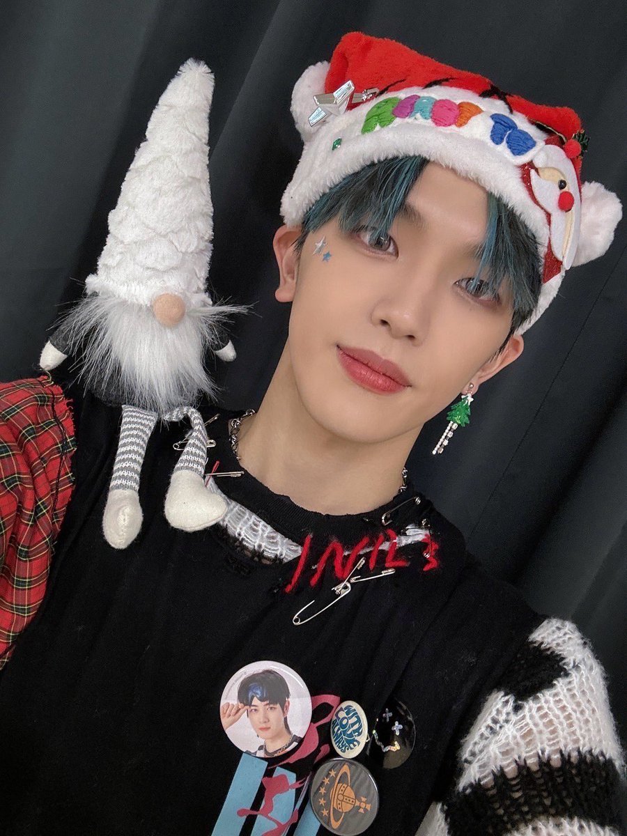official__INI's tweet photo. [#髙塚大夢]

メリークリスマス🎄

肩のこの白サンタは大阪公演の台下で見守ってくれてた相棒です🦑

#INI #TAKATSUKAHIROMU https://t.co/PXSFyYrogl