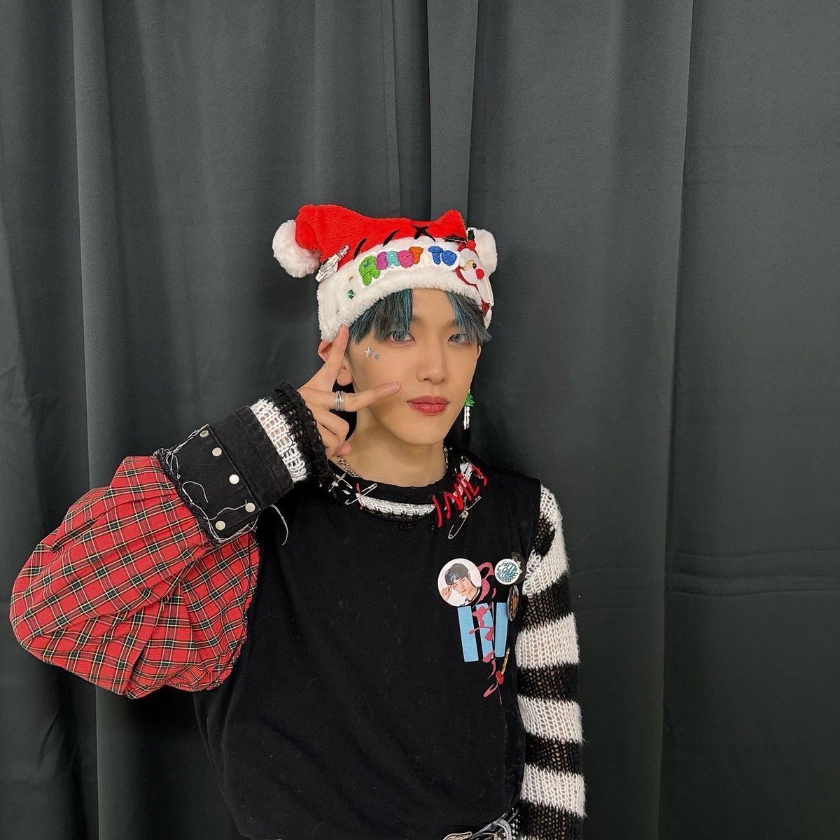 official__INI's tweet photo. [#髙塚大夢]

メリークリスマス🎄

肩のこの白サンタは大阪公演の台下で見守ってくれてた相棒です🦑

#INI #TAKATSUKAHIROMU https://t.co/PXSFyYrogl