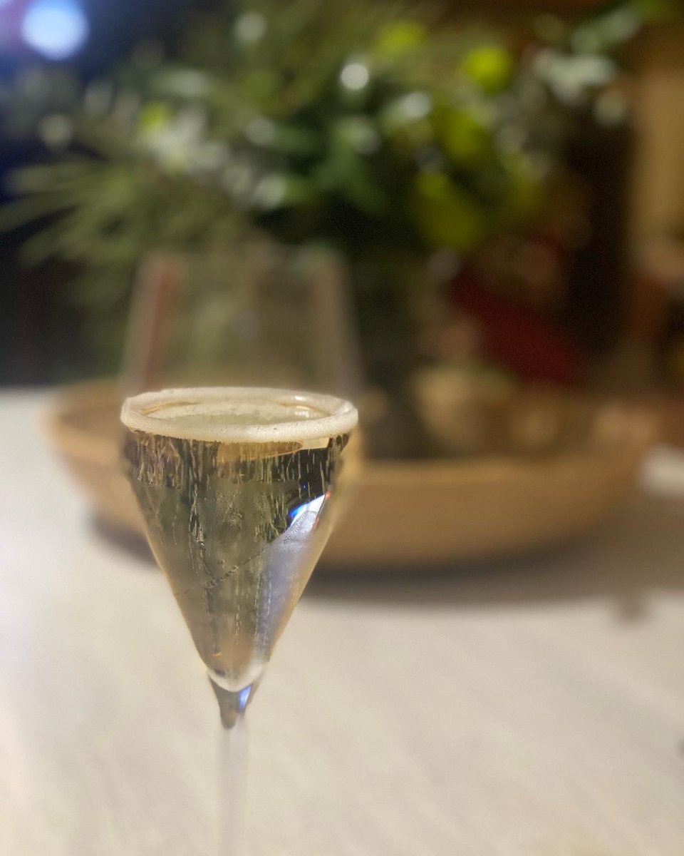 MisterEspeto's tweet photo. Que ayer en esta casa se iba a empezar con un cóctel de marisco ni cotizaba en las apuestas. Aunque fuese en la versión algo historiada que elaboran en el Hotel Claridge de Londres con bogavante, cangrejo real, cigalas, langostinos y gambas. #CanEspeto #navidadesencanespeto https://t.co/QQ4Z4adZf5